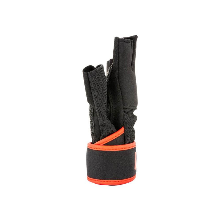 Side profile – thumb side: Glove turned edge-on, thumb side forward, showing layered padding and breathable mesh panel on the back of the hand; red-edged wrist strap visible at base.