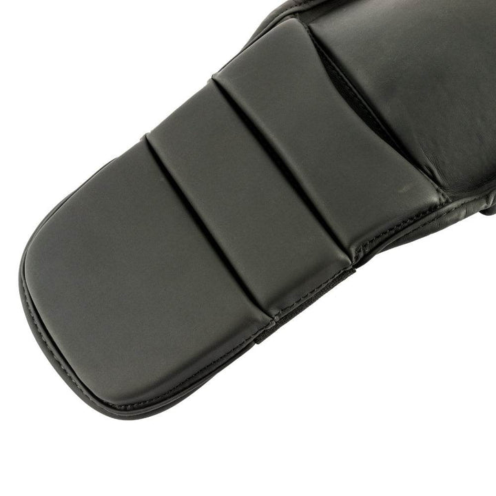 Close-up – instep pad: View of the segmented, triple-panel instep protector showing thick black padding and rounded edges.