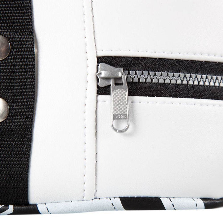 Close-up detail of the YKK zipper and reinforced stitching on the side panel of the Venum Giant Kick Shield, highlighting quality craftsmanship and durability features.