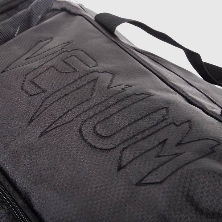 Close-up of high-quality zippers with VENUM branding on the Trainer Lite Sport Bag.